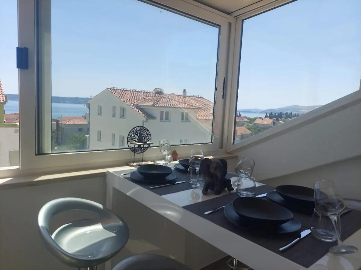 Top Floor Apartment With Sea View Kastela